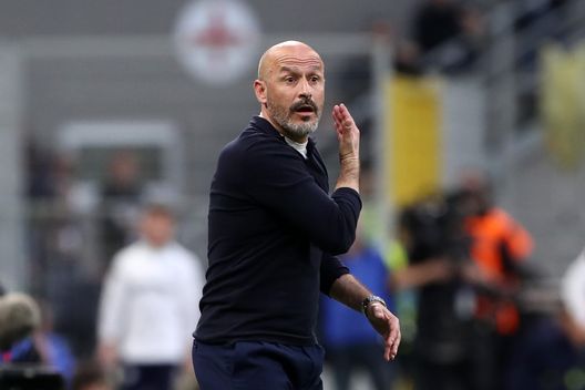 MILAN, ITALY - APRIL 01: Vincenzo Italiano, Head Coach of ACF Fiorentina, reacts during the Serie A match between FC Internazionale and ACF Fiorentina at Stadio Giuseppe Meazza on April 01, 2023 in Milan, Italy. (Photo by Marco Luzzani/Getty Images) “Italiano, portaci in finale!”. Tifosi viola sulle ali dell’entusiasmo- immagine 2