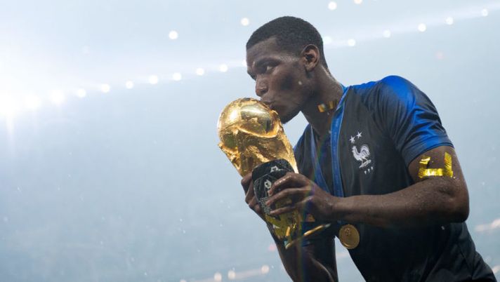 MOSCOW, RUSSIA - JULY 15: Paul Pogba of France celebrates with the World Cup Trophy following his sides victory in the 2018 FIFA World Cup Final between France and Croatia at Luzhniki Stadium on July 15, 2018 in Moscow, Russia. (Photo by Matthias Hangst/Getty Images) Pogba-Juve, chi tratterà da ora in poi dopo la scomparsa di Mino Raiola - immagine 1