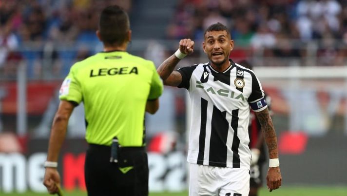 MILAN, ITALY - AUGUST 13: Roberto Maximiliano Pereyra (R) of Udinese Calcio disputes with Referee Livio Marinelli during the Serie A match between AC MIlan and Udinese Calcio at Stadio Giuseppe Meazza on August 13, 2022 in Milan, . (Photo by Marco Luzzani/Getty Images) Udinese, retroscena rigorista contro la Salernitana: Pereyra era pronto - immagine 1