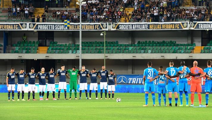 Verona and Napoli's players observe a minutes' silence for the victims of the attack in the Spanish city of Barcelona prior the Italian Serie A football match Hellas Verona vs Napoli at the Marcantonio Bentegodi stadium in Verona on August 19, 2017. / AFP PHOTO / MIGUEL MEDINA (Photo credit should read MIGUEL MEDINA/AFP/Getty Images) Verona and Napoli's players observe a minutes' silence for the victims of the attack in the Spanish city of Barcelona prior the Italian Serie A football match Hellas Verona vs Napoli at the Marcantonio Bentegodi stadium in Verona on August 19, 2017. / AFP PHOTO / MIGUEL MEDINA (Photo credit should read MIGUEL MEDINA/AFP/Getty Images)