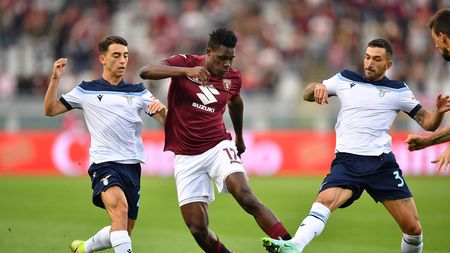 TURIN, ITALY - SEPTEMBER 23: Wilfried Singo (C) of Torino FC is challenged by Raul Moro (L) and Luiz Felipe of SS Lazio during the Serie A match between Torino FC v SS Lazio at Stadio Olimpico di Torino on September 23, 2021 in Turin, Italy. (Photo by Valerio Pennicino/Getty Images)