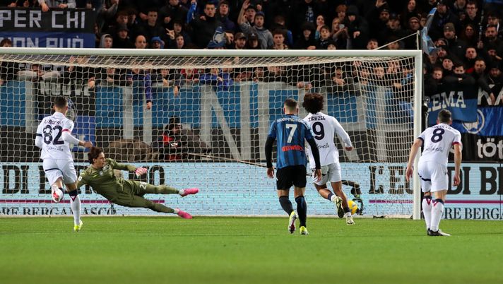 BERGAMO, ITALY - MARCH 03: Marco Carnesecchi of Atalanta BC fails to save a penalty from Joshua Zirkzee of Bologna FC as he scores his teams first goal during the Serie A TIM match between Atalanta BC and Bologna FC - Serie A TIM at Gewiss Stadium on March 03, 2024 in Bergamo, Italy. (Photo by Emilio Andreoli/Getty Images) Atalanta-Bologna, le pagelle di Repubblica- immagine 1