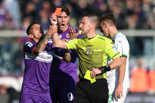 FLORENCE, ITALY - DECEMBER 19:Referee Marco Serra shows the red card to Cristiano Biraghi of ACF Fiorentina during the Serie A match between ACF Fiorentina and US Sassuolo at Stadio Artemio Franchi on December 19, 2021 in Florence, Italy. (Photo by Alessandro Sabattini/Getty Images) FLORENCE, ITALY - DECEMBER 19:Referee Marco Serra shows the red card to Cristiano Biraghi of ACF Fiorentina during the Serie A match between ACF Fiorentina and US Sassuolo at Stadio Artemio Franchi on December 19, 2021 in Florence, Italy. (Photo by Alessandro Sabattini/Getty Images)