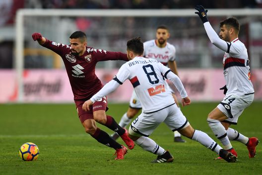  TURIN, ITALY - DECEMBER 30: Tomas Rincon (L) of Torino FC in action against Andrea Bertolacci of Genoa CFC during the serie A match between Torino FC and Genoa CFC at Stadio Olimpico di Torino on December 30, 2017 in Turin, Italy. (Photo by Valerio Pennicino/Getty Images) 