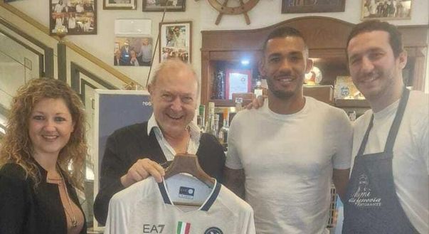 FOTO Juan Jesus a pranzo da Mimì alla Ferrovia: con sé un regalo per i proprietari- immagine 2