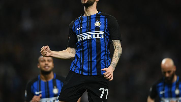 MILAN, ITALY - APRIL 17: Marcelo Brozovic of FC Internazionale celebrates after scoring the third goal during the serie A match between FC Internazionale and Cagliari Calcio at Stadio Giuseppe Meazza on April 17, 2018 in Milan, Italy. (Photo by Claudio Villa - Inter/FC Internazionale via Getty Images) brozovic