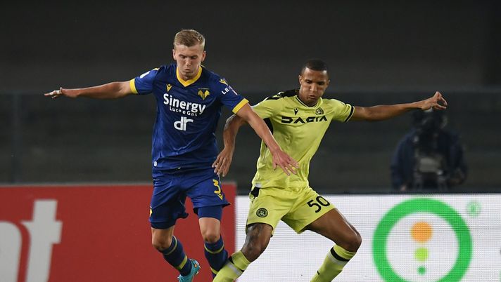 VERONA, ITALY - OCTOBER 03: Josh Doig of Hellas Verona
competes for the ball with Rodriguo Becao of Udinese Calcio during the Serie A match between Hellas Verona and Udinese Calcio at Stadio Marcantonio Bentegodi on October 03, 2022 in Verona, Italy. (Photo by Alessandro Sabattini/Getty Images) Mercato – Tutte le difficoltà per il terzino sinistro - immagine 1