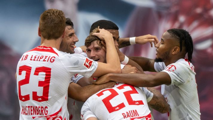 13 August 2022, Saxony, Leipzig: Soccer: Bundesliga, RB Leipzig - 1. FC Köln, Matchday 2, Red Bull Arena. Leipzig's Timo Werner (center) has just scored to make it 1:0. Photo: Hendrik Schmidt/dpa - IMPORTANT NOTE: In accordance with the requirements of the DFL Deutsche Fußball Liga and the DFB Deutscher Fußball-Bund, it is prohibited to use or have used photographs taken in the stadium and/or of the match in the form of sequence pictures and/or video-like photo series. (Photo by Hendrik Schmidt/picture alliance via Getty Images) Timo Werner, bentornato a casa: esordio e gol con il Lipsia dopo 36′ - immagine 1