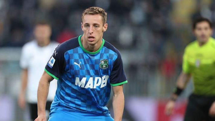 LA SPEZIA, ITALY - DECEMBER 05: Davide Frattesi of US Sassuolo looks on during the Serie A match between Spezia Calcio and US Sassuolo at Stadio Alberto Picco on December 5, 2021 in La Spezia, Italy. (Photo by Gabriele Maltinti/Getty Images) CorSera: “Frattesi offerto al Milan dal suo agente: questa è la risposta dei dirigenti” - immagine 1