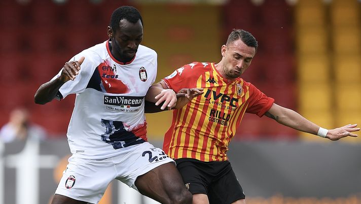 Simy (attaccante Crotone) contro Gaetano Letizia (difensore Benevento) in Benevento-Crotone 1-1 (Serie A 2020-2021) | News (Getty Images) 