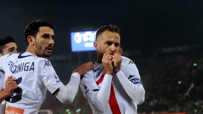 BOLOGNA, ITALY - FEBRUARY 15: Domenico Criscito of Genoa CFC celebrates after scoring his team's third goal from the penalty spot during the Serie A match between Bologna FC and Genoa CFC at Stadio Renato Dall'Ara on February 15, 2020 in Bologna, Italy. (Photo by Mario Carlini/Getty Images) BOLOGNA, ITALY - FEBRUARY 15: Domenico Criscito of Genoa CFC celebrates after scoring his team's third goal from the penalty spot during the Serie A match between Bologna FC and Genoa CFC at Stadio Renato Dall'Ara on February 15, 2020 in Bologna, Italy. (Photo by Mario Carlini/Getty Images)