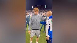 VIDEO / Sinner fa visita alla Nazionale di calcio, Spalletti: “Prendete esempio da lui”