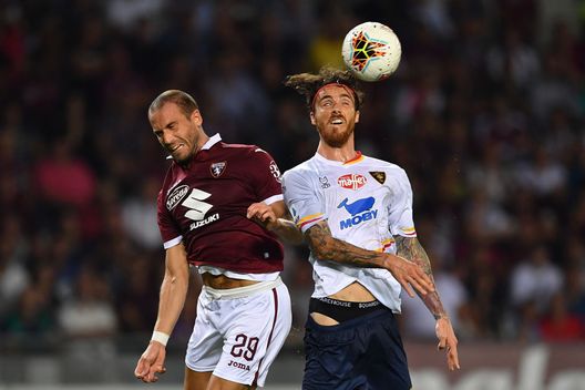 TURIN, ITALY - SEPTEMBER 16: Lorenzo De Silvestri (L) of Torino FC clashes with Andrea Tabanelli of US Lecce during the Serie A match between Torino FC and US Lecce at Stadio Olimpico di Torino on September 16, 2019 in Turin, Italy. (Photo by Valerio Pennicino/Getty Images) 