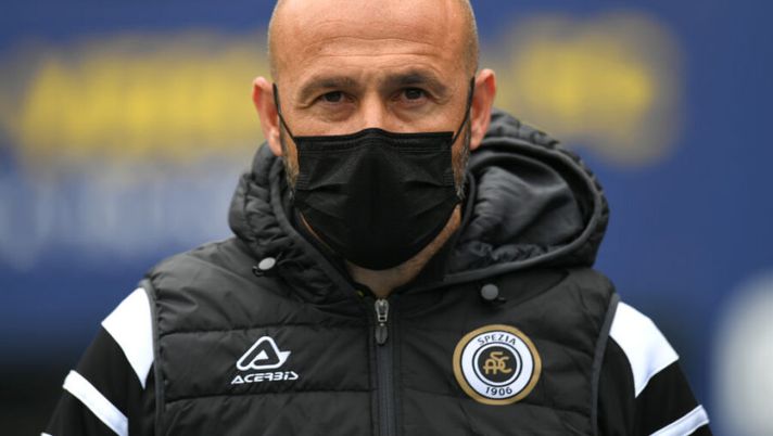 VERONA, ITALY - MAY 01: Vincenzo Italiano, Head Coach of Spezia Calcio looks on prior to the Serie A match between Hellas Verona FC and Spezia Calcio at Stadio Marcantonio Bentegodi on May 01, 2021 in Verona, Italy. Sporting stadiums around Italy remain under strict restrictions due to the Coronavirus Pandemic as Government social distancing laws prohibit fans inside venues resulting in games being played behind closed doors. (Photo by Alessandro Sabattini/Getty Images) Sky: “Sfida per Italiano: è un obiettivo del Verona ma si è inserita anche la Lazio” - immagine 1