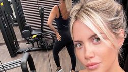 Wanda Nara si tiene sempre in forma: selfie in palestra, décolleté da urlo