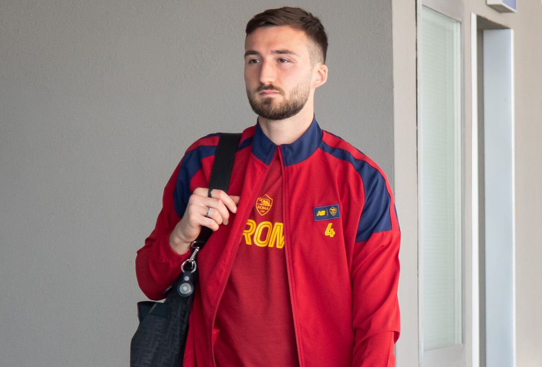 Roma in viaggio verso Leverkusen: presenti Dybala e gli indisponibili – FOTO GALLERY - immagine 16