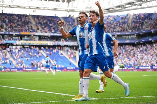 BARCELONA, SPAIN - OCTOBER 23: Javi Puado of RCD Espanyol celebrates with teammate Martin Braithwaite after scoring their team's first goal during the LaLiga Santander match between RCD Espanyol and Elche CF at RCDE Stadium on October 23, 2022 in Barcelona, Spain. (Photo by Alex Caparros/Getty Images) Alla scoperta dell’Espanyol: il prossimo avversario del Toro in Liga fatica- immagine 3