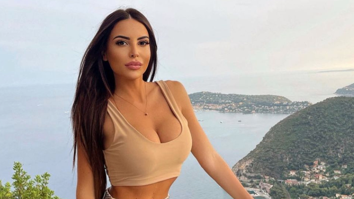 Maria Luisa Jacobelli, décolleté super sensuale. La vista è &#8216;oscurata&#8217; dalle sue curve 