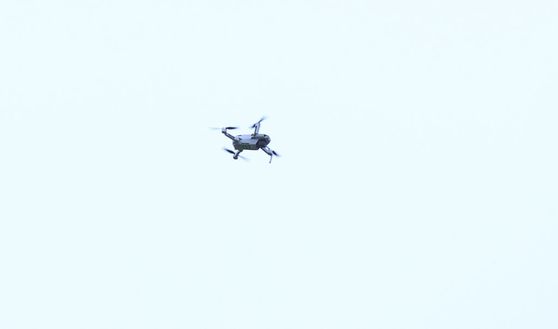 BRENTFORD, ENGLAND - JANUARY 22: A drone is seen over the stadium which forces a stoppage in play during the Premier League match between Brentford and Wolverhampton Wanderers at Brentford Community Stadium on January 22, 2022 in Brentford, England. (Photo by Clive Rose/Getty Images) L’infinito primo tempo fra Brentford e Wolverhampton fra testate, droni e recuperi record- immagine 2