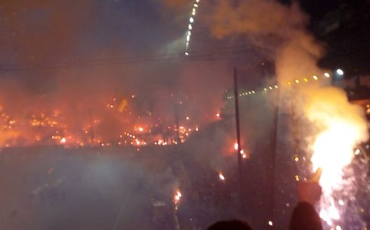 Salonicco, fuochi di festa in città per la vittoria dell'Aris nel derby Salonicco, fuochi di festa in città per la vittoria dell'Aris nel derby