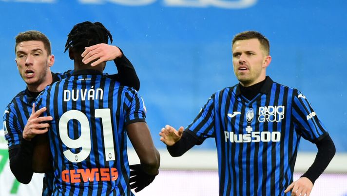 BERGAMO, ITALY - JANUARY 03: Duvan Zapata of Atalanta B.C. celebrates with team mates (l - r) Robin Gosens and Josip Ilicic of Atalanta B.C. after scoring their sides first goal during the Serie A match between Atalanta BC and US Sassuolo at Gewiss Stadium on January 03, 2021 in Bergamo, Italy. Sporting stadiums around Italy remain under strict restrictions due to the Coronavirus Pandemic as Government social distancing laws prohibit fans inside venues resulting in games being played behind closed doors. (Photo by Pier Marco Tacca/Getty Images) Atalanta, dalla gestione di Zapata alle idee Pasalic e Palomino: chi gioca e chi riposa - immagine 1