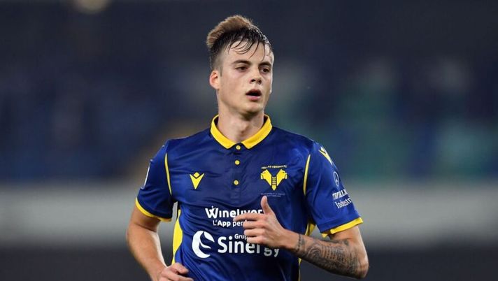VERONA, ITALY - OCTOBER 19: Ivan Ilic of Hellas Verona looks on during the Serie A match between Hellas Verona FC and Genoa CFC at Stadio Marcantonio Bentegodi on October 19, 2020 in Verona, Italy. (Photo by Alessandro Sabattini/Getty Images)  Verona, il “gioiellino” va verso la conferma: occhio per il fantacalcio - immagine 1
