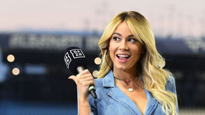 FERRARA, ITALY - JULY 16: Diletta Leotta of DAZN before the Serie A match between SPAL and FC Internazionale at Stadio Paolo Mazza on July 16, 2020 in Ferrara, Italy. (Photo by Alessandro Sabattini/Getty Images) Sole 24 ore: “Riaperti i dialoghi tra DAZN e Sky: cosa succede per il calcio in tv” - immagine 1