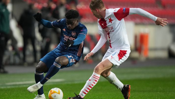 PRAGUE, CZECH REPUBLIC - APRIL 15: Bukayo Saka of Arsenal battles for possession with David Zima of Slavia Prague during the UEFA Europa League Quarter Final Second Leg match between Slavia Praha and Arsenal FC at Sinobo Stadium on April 15, 2021 in Prague, Czech Republic. Sporting stadiums around Europe remain under strict restrictions due to the Coronavirus Pandemic as Government social distancing laws prohibit fans inside venues resulting in games being played behind closed doors. (Photo by Martin Sidorjak/Getty Images) PRAGUE, CZECH REPUBLIC - APRIL 15: Bukayo Saka of Arsenal battles for possession with David Zima of Slavia Prague during the UEFA Europa League Quarter Final Second Leg match between Slavia Praha and Arsenal FC at Sinobo Stadium on April 15, 2021 in Prague, Czech Republic. Sporting stadiums around Europe remain under strict restrictions due to the Coronavirus Pandemic as Government social distancing laws prohibit fans inside venues resulting in games being played behind closed doors. (Photo by Martin Sidorjak/Getty Images)