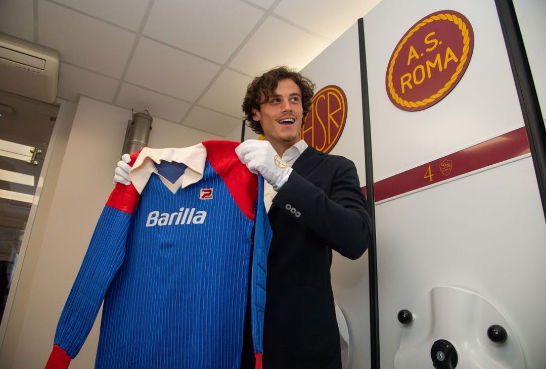 Ecco Svilar: gli scatti tra arrivo, firma e nuova maglia a Trigoria – FOTO GALLERY - immagine 19