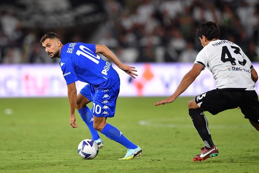 LA SPEZIA, ITALY - AUGUST 14: Nedim Bajrami of Empoli FC in action during the Serie A match between Spezia Calcio and Empoli FC at Stadio Alberto Picco on August 14, 2022 in La Spezia, Italy. (Photo by Valerio Pennicino/Getty Images) Operazione Bajrami: il ruolo alla Saponara e l’ombra del trequartista- immagine 2