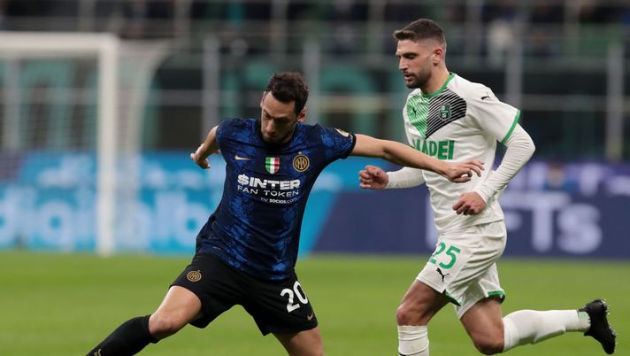 MILAN, ITALY - FEBRUARY 20: Hakan Calhanoglu of FC Internazionale battles for possession with Domenico Berardi of US Sassuolo during the Serie A match between FC Internazionale and US Sassuolo at Stadio Giuseppe Meazza on February 20, 2022 in Milan, Italy. (Photo by Emilio Andreoli - Inter/Inter via Getty Images) MILAN, ITALY - FEBRUARY 20: Hakan Calhanoglu of FC Internazionale battles for possession with Domenico Berardi of US Sassuolo during the Serie A match between FC Internazionale and US Sassuolo at Stadio Giuseppe Meazza on February 20, 2022 in Milan, Italy. (Photo by Emilio Andreoli - Inter/Inter via Getty Images)