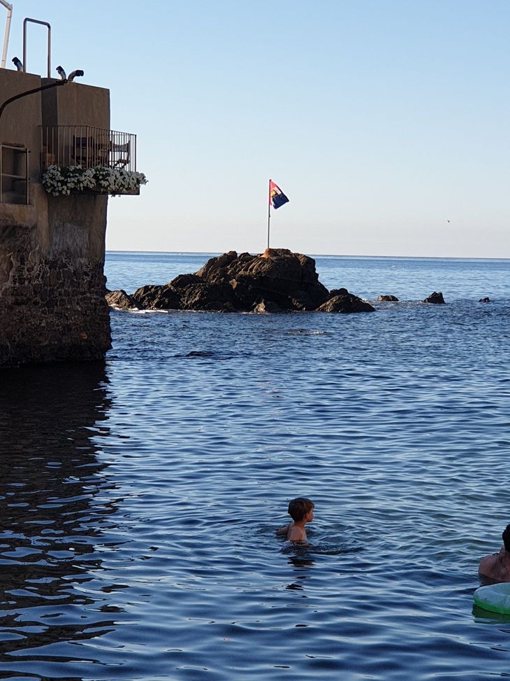 Lassù Oregina è blucerchiata, ma la bandiera del Genoa è tornata a Boccadasse: il derby dei colori- immagine 3
