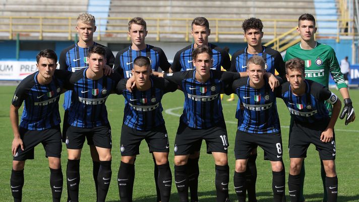 SESTO SAN GIOVANNI, ITALY - SEPTEMBER 22:  FC Internazionale Milano team line up before the Serie A Primavera match between FC Internazionale U19 and Chievo Verona U19 at Stadio Breda on September 22, 2017 in Sesto San Giovanni, Italy.  (Photo by Emilio Andreoli - Inter/Inter via Getty Images) 