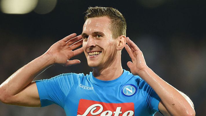 NAPLES, ITALY - SEPTEMBER 17: Arkadiusz Milik of Napoli celebrates after scoring goal 3-1 during the Serie A match between SSC Napoli and Bologna FC at Stadio San Paolo on September 17, 2016 in Naples, Italy. (Photo by Francesco Pecoraro/Getty Images) Napoli, la formazione è decisa per il Genoa: gestite così Milik - immagine 1