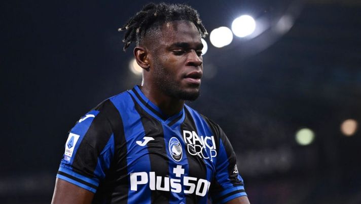 BOLOGNA, ITALY - JANUARY 09: Duvan Zapata of Atalanta BC looks on during the Serie A match between Bologna FC and Atalanta BC at Stadio Renato Dall'Ara on January 09, 2023 in Bologna, Italy. (Photo by Alessandro Sabattini/Getty Images) Atalanta, decisione presa su Zapata: non è convocato contro la Juve - immagine 1