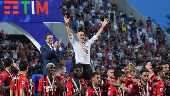 AC Milan's Italian head coach Stefano Pioli (Top C) and AC Milan's players celebrate during the winner's trophy ceremony after AC Milan won the Italian Serie A football match between Sassuolo and AC Milan, securing the 'Scudetto' championship on May 22, 2022 at the Mapei - Citta del Tricolore stadium in Sassuolo. (Photo by Tiziana FABI / AFP) (Photo by TIZIANA FABI/AFP via Getty Images) Pioli ai tifosi: “Chi ci diceva che eravamo più forti senza di voi non capiva un c…” - immagine 1