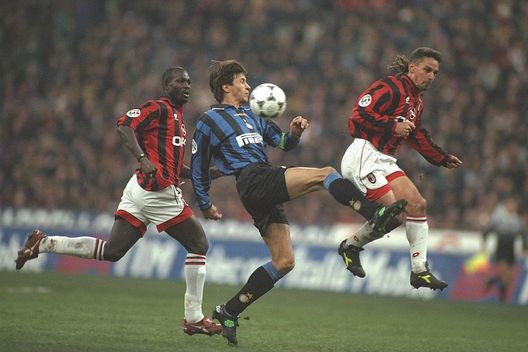Massimo Paganin in un derby del 1996 contro Roberto Baggio - Mandatory Credit: Claudio Villa/Allsport Massimo Paganin: “L’Inter dovrà gestire le ripercussioni della coppa Italia”- immagine 2