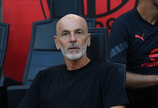 MILAN, ITALY - AUGUST 13: Head coachof AC Milan Stefano Pioli looks on durin the Serie A match between AC MIlan and Udinese Calcio at Stadio Giuseppe Meazza on August 13, 2022 in Milan, . (Photo by Claudio Villa/AC Milan via Getty Images) Milan, Pioli: “Contro il Napoli partita da scudetto. Tre punti possono…”- immagine 2