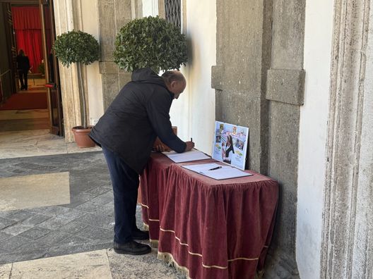 Antonio Buccioni alla camera ardente per Suor Paola Antonio Buccioni alla camera ardente per Suor Paola