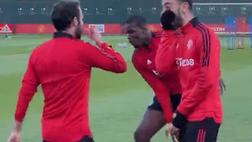 Man. United, il tunnel di Bruno Fernandes scatena le risate dei compagni (VIDEO)