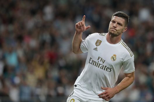 MADRID, SPAIN - SEPTEMBER 25: Luka Jovic of Real Madrid CF celebrates as he thinks he has scored, but goal was disallowed, during the Liga match between Real Madrid CF and CA Osasuna at Estadio Santiago Bernabeu on September 25, 2019 in Madrid, Spain. (Photo by Gonzalo Arroyo Moreno/Getty Images) Bucchioni rivela: “Ho parlato di Jovic con Ancelotti, mi ha detto che…”- immagine 2