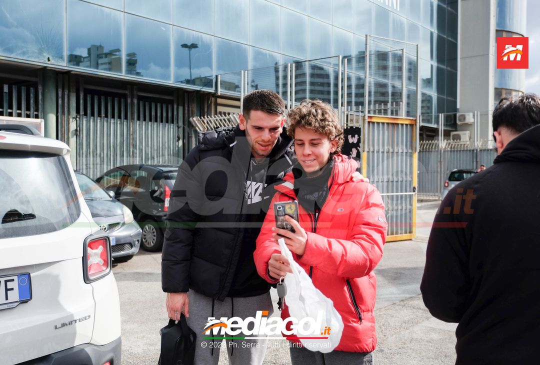 FOTO PALERMO, Orihuela e Saric: autografi e selfie con i tifosi rosanero  (Gallery) - immagine 4