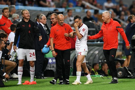 Alessandro Florenzi (difensore AC Milan) esce infortunato durante Sassuolo-Milan 0-0 (Serie A 2022-2023) | News (Getty Images) Alessandro Florenzi AC Milan Sassuolo-Milan 0-0 Serie A 2022-2023