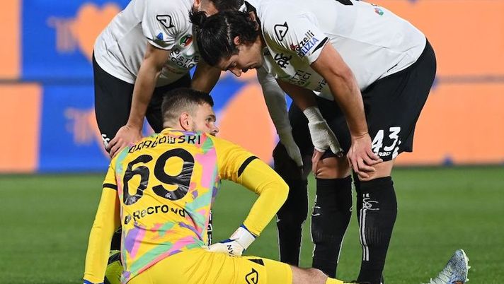 Spezia's Greek defender Dimitrios Nikolaou (R) talks to Spezia's Polish goalkeeper Bartlomiej Dragowski after he was injured during the Italian Serie A football match between Spezia and Juventus, on February 19, 2023 at the Alberto-Picco stadium in La Spezia. (Photo by ANDREAS SOLARO / AFP) (Photo by ANDREAS SOLARO/AFP via Getty Images) Novità Spezia, buone notizie per Dragowski: si è già allenato in gruppo dopo lo stop - immagine 1