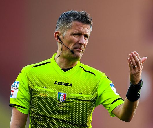 GENOA, ITALY - MARCH 21: Referee Daniele Orsato looks on during the Serie A match between UC Sampdoria and Torino FC at Stadio Luigi Ferraris on March 21, 2021 in Genoa, Italy. (Photo by Getty Images) GENOA, ITALY - MARCH 21: Referee Daniele Orsato looks on during the Serie A match between UC Sampdoria and Torino FC at Stadio Luigi Ferraris on March 21, 2021 in Genoa, Italy. (Photo by Getty Images)