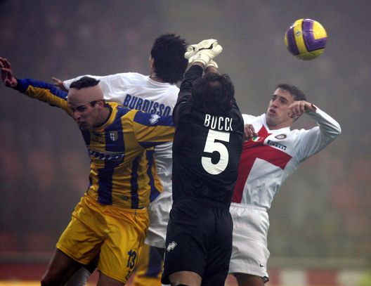 MILAN, ITALY - JANUARY 20: Goalkeeper Luca Bucci of Parma Burdisso competes with Hernan Crespo of Inter during the Serie A match between Inter Milan and Parma at the San Siro Stadium on January 20, 2008 in Milan, Italy. (Photo by New Press/Getty Images) MILAN, ITALY - JANUARY 20: Goalkeeper Luca Bucci of Parma Burdisso competes with Hernan Crespo of Inter during the Serie A match between Inter Milan and Parma at the San Siro Stadium on January 20, 2008 in Milan, Italy. (Photo by New Press/Getty Images)
