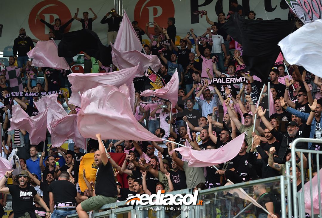  FROSINONE, ITALY - JUNE 16:  Fans of Palermo show their support during the serie B playoff match final between Frosinone Calcio v US Citta di Palermo at Stadio Benito Stirpe on June 16, 2018 in Frosinone, Italy.  (Photo by Tullio M. Puglia/Getty Images) 
