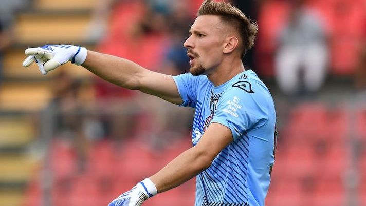 CREMONA, ITALY - SEPTEMBER 04: Ionut Radu of US Cremonese gestures during the Serie A match between US Cremonese and US Sassuolo at Stadio Giovanni Zini on September 04, 2022 in Cremona, Italy. (Photo by Alessandro Sabattini/Getty Images) DAI CAMPI – Radu out! Zaniolo, Jovic, Gosens, Lazovic, Brahim, Kovalenko, Paredes… - immagine 1