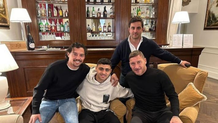 Distefano e Totti ancora insieme. Il ragazzo viola rinnova con l’ex giallorosso - immagine 1