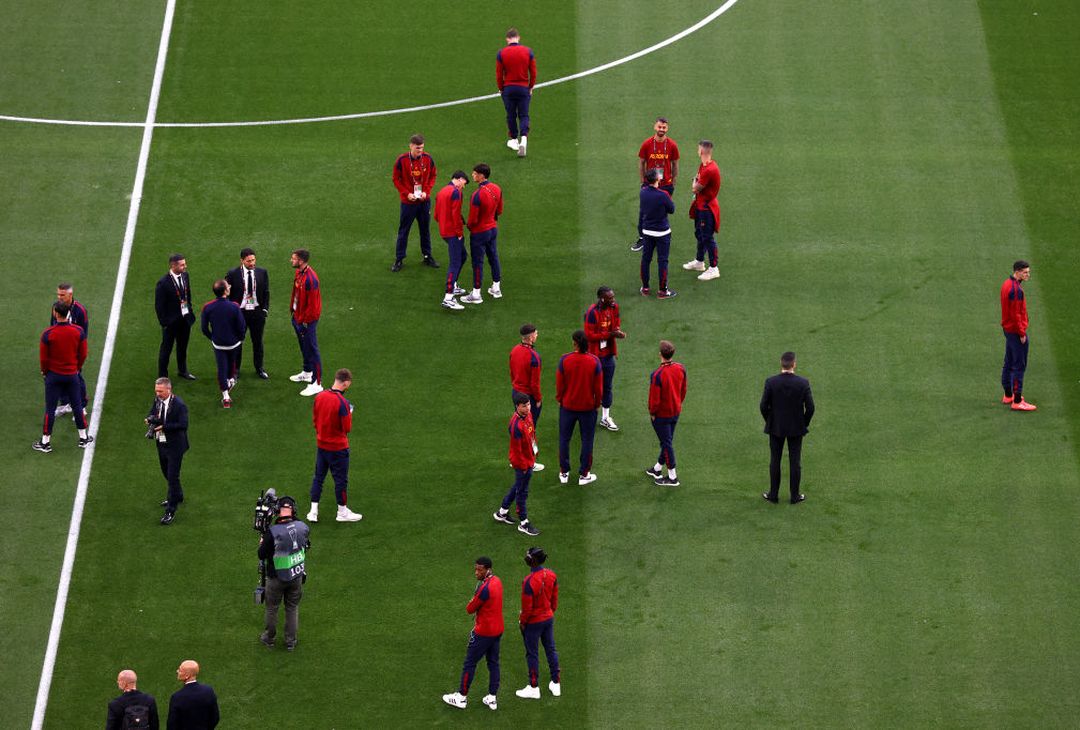 La Roma sul prato della Puskas Arena. Domani la finale – FOTO GALLERY - immagine 31